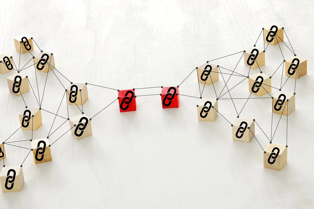 Internal linking strategy connecting pillar and cluster pages