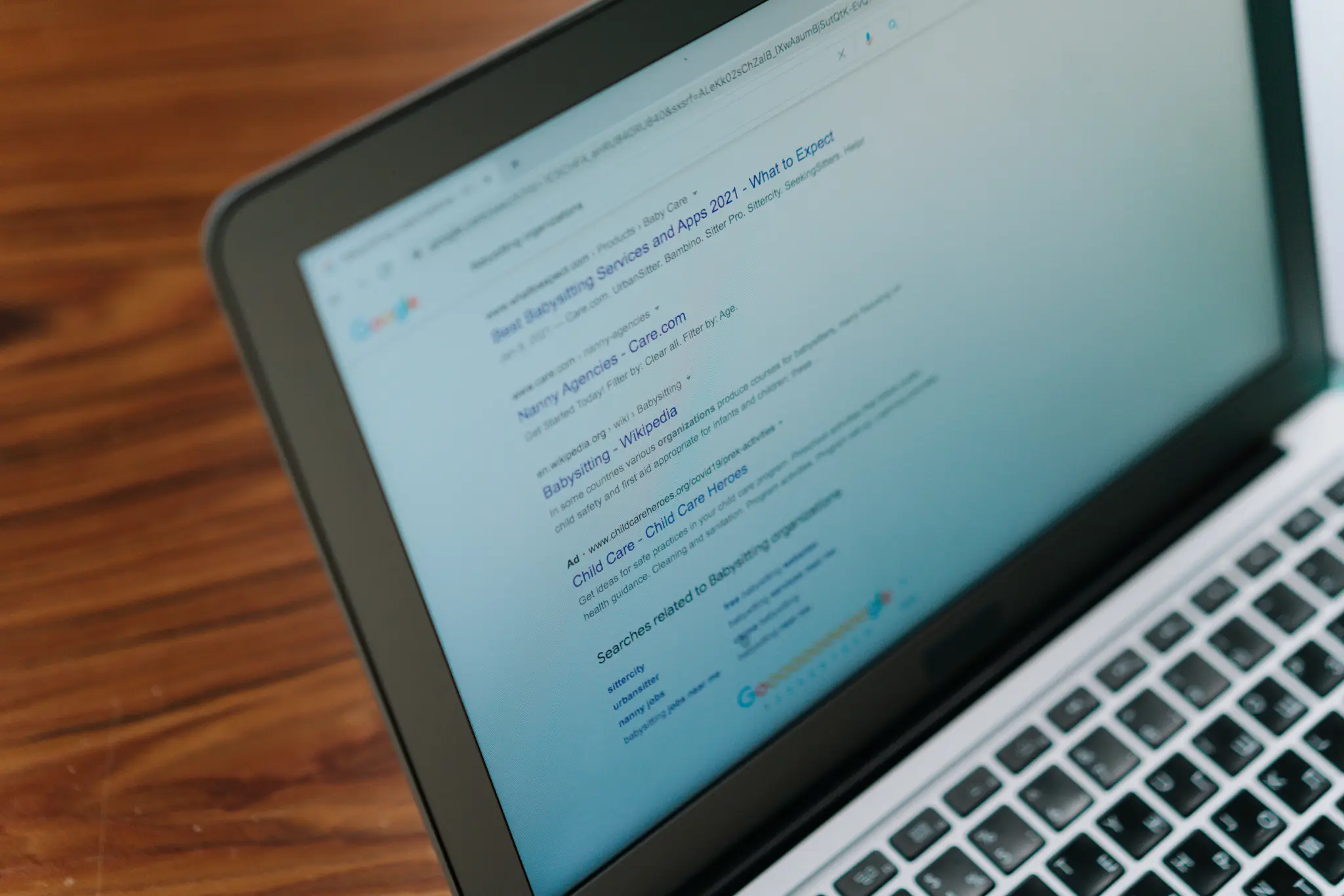 AI overview box above organic search results illustration